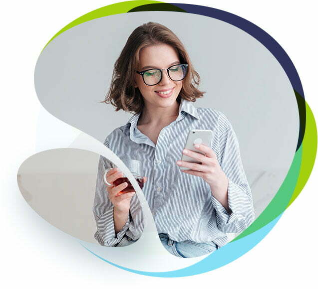 فتاة تستخدم الهاتف الذكي - خدمات التسويق الرقمي ClickTN