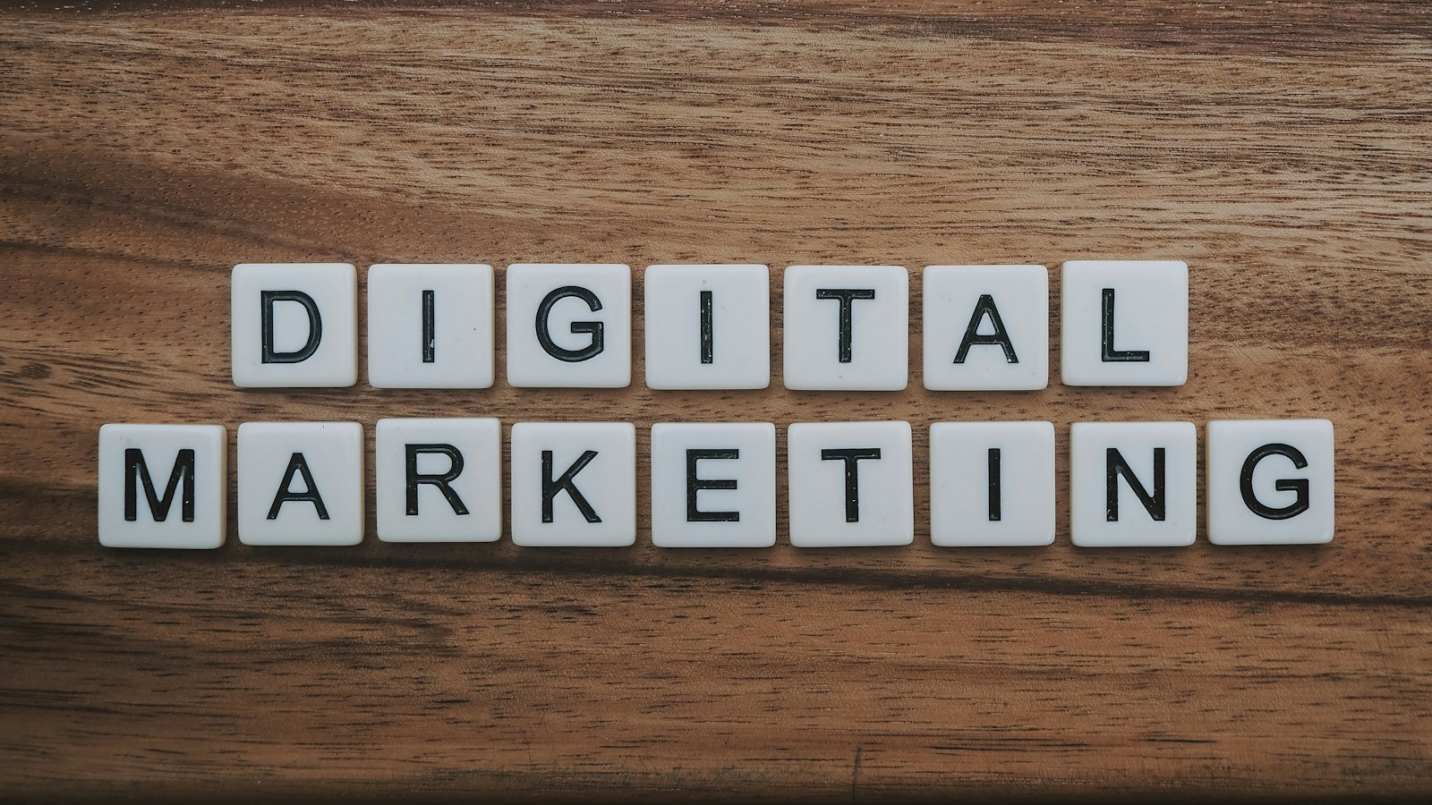 Multichannel Marketing: كيف تبني استراتيجية تسويق متعددة القنوات بفعالية؟ 1 Multichannel Marketing عبر الموقع والشبكات الاجتماعية والقنوات الرقمية